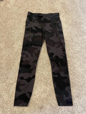 Gap Fit Women’s Leggings Size XS Black Camo Pockets Stretch Workout Pants